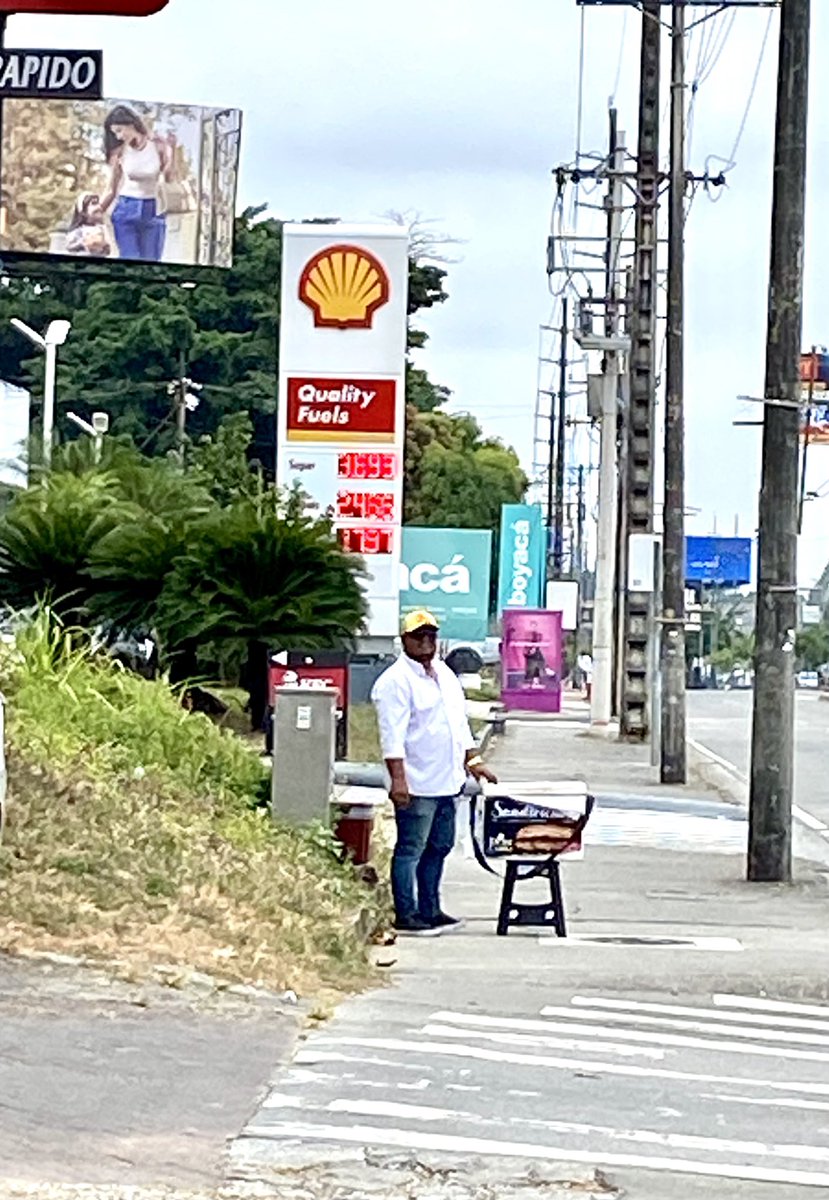 Lagransenio's tweet photo. @alcaldiagye #alcaldiagye @aquilesalvarez #avenidadelbombero convertida en Mercado de vendedores de comida , terrible aspecto y nadie que ponga orden! https://t.co/tIVzW6ktvh