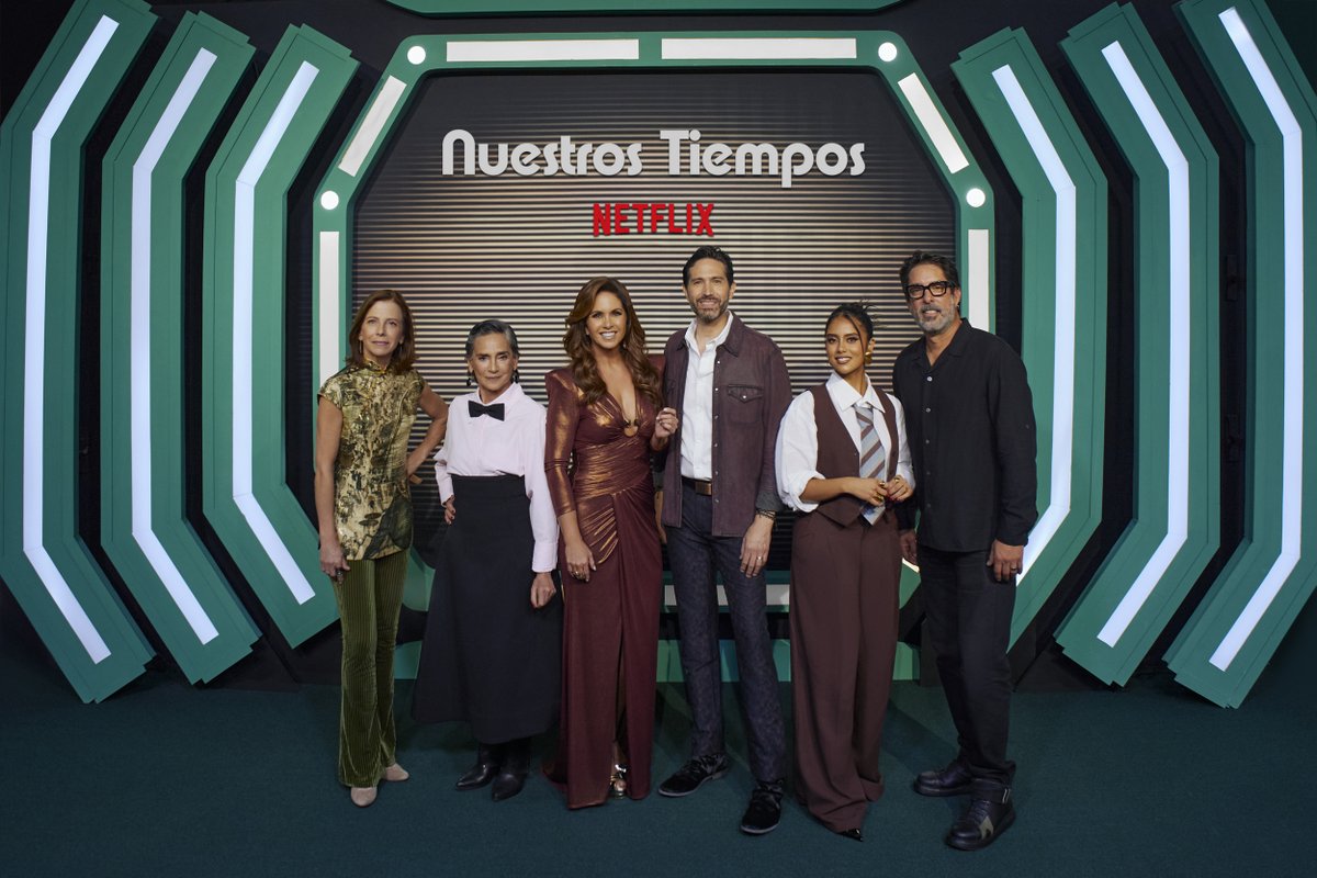 🎬✨ ¡La ciencia, Lucero, Benny y el elenco de 'Nuestros Tiempos' se juntaron en la alfombra roja de la peli! ✨🎬 La historia de esta pareja de físicos visionarios, Nora y Héctor, se estrena este 11 de Junio, solo en Netflix.💕🧪🚀