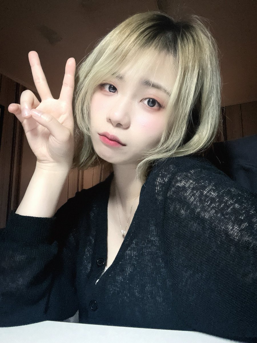 noamaru_00's tweet photo. 痛めに痛め尽くした髪をついに黒染めしようかと思っている。久しぶりの自撮り。久しぶりのTwitter https://t.co/5ffP0SIGO2