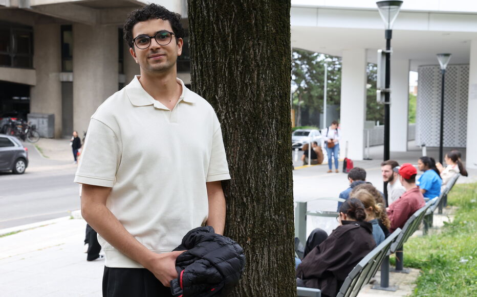 Nicolas Berrod (@nicolasberrod) on Twitter photo "Brillant" étudiant en #médecine, Rayen s'est pourtant vu délivrer une OQTF : "J’étais effondré, j’ai tout fait pour être un citoyen modèle."
Après "réexamen", la préfecture lui a accordé un titre de séjour (mais il l'a appris par <a href="/le_Parisien/">Le Parisien</a> !).
1/10
leparisien.fr/societe/sante/… "Brillant" étudiant en #médecine, Rayen s'est pourtant vu délivrer une OQTF : "J’étais effondré, j’ai tout fait pour être un citoyen modèle."
Après "réexamen", la préfecture lui a accordé un titre de séjour (mais il l'a appris par <a href="/le_Parisien/">Le Parisien</a> !).
1/10
leparisien.fr/societe/sante/…