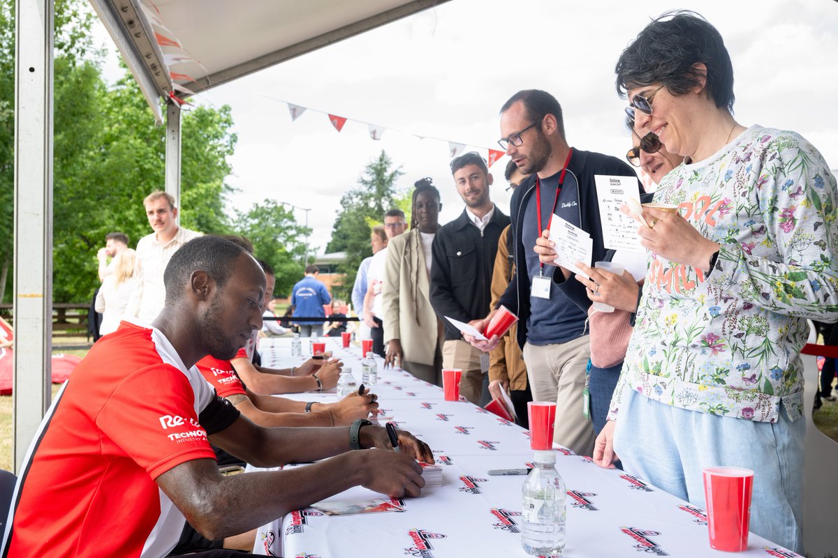 Amazing meeting with the direction and workers of Intermarché ❤️🖤

The riders discovered the story of our sponsor in the museum of Les Mousquetaires, met the board, signed autographs and shared a bike ride with Intermarché members 🚴