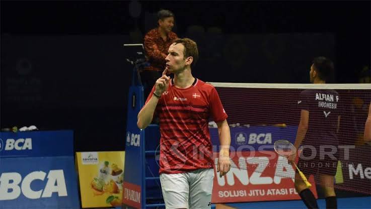 inisiafi's tweet photo. Penonton Indonesia itu selalu berisik. Dari dulu.

Cara balas mereka, tengilin balik kalau berani! Kek Engkong Boe! 😂

Jogetan blio jadi salah satu momen terseru di minton, yang sayangnya cuma bisa kuliat di tipi. 🤣 https://t.co/Uy87YQfYRc