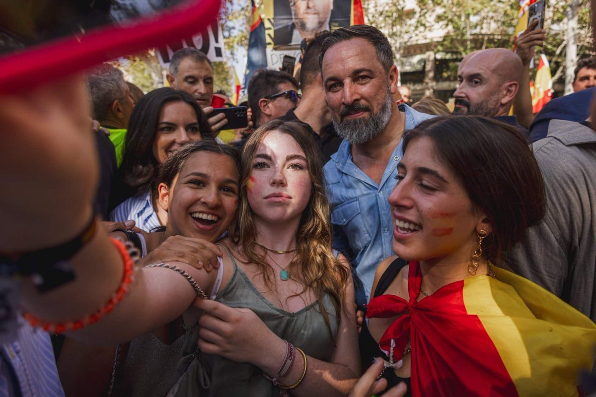 vox_es's tweet photo. La juventud conlleva una serie de virtudes, pero también de obligaciones.

Es hora de alzar la bandera en defensa de la familia, lo social, la Patria y nuestra identidad 💪🇪🇸

¡PASA A LA ACCIÓN! ¡ÚNETE A LA ALTERNATIVA! 

✍️ Únete a @voxjovenes: https://t.co/fvOgmULDO9