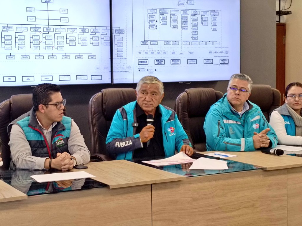 ArminCopa's tweet image. #deÚltimo
Debido a la situación económica, @LaPazAlcaldia definió reducir y fusionar sus secretarias a solo ocho, además de reducir el personal en al menos 35% desde 2020 que significa un ahorro de más de 200 millones de Bs.