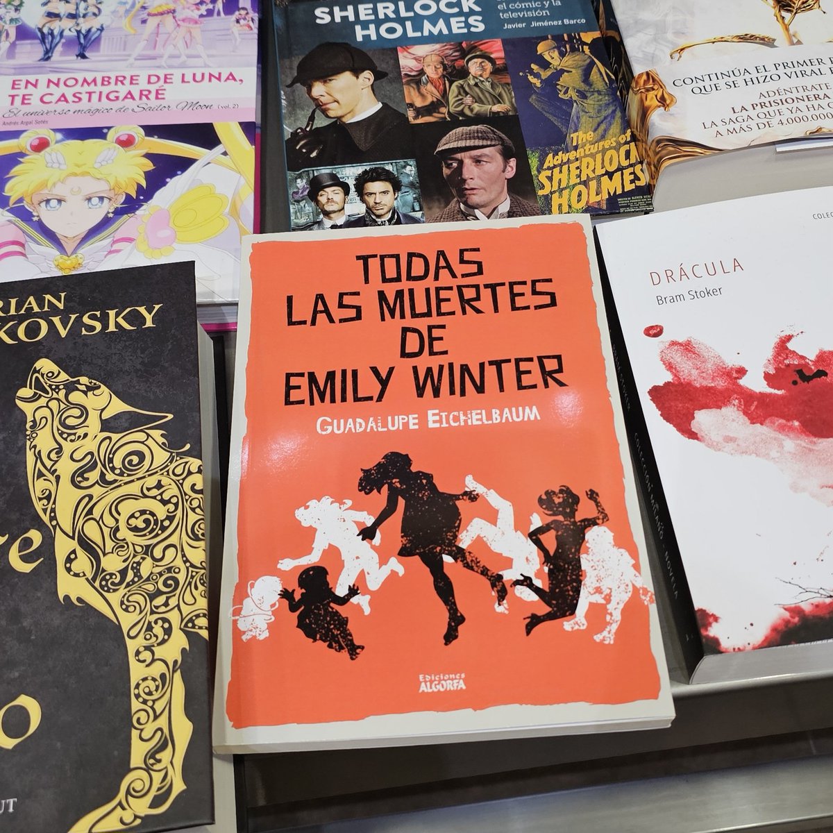 Guadalupe Eichelbaum (Escritora) (@geichelbaum) on Twitter photo Ahí tenéis a mi Emily, tan bonita, con todas sus muertes, en <a href="/comicstores/">Comic Stores</a> de Málaga. Todas las muertes de Emily Winter <a href="/edALGORFA/">Ediciones Algorfa</a>. Ahí tenéis a mi Emily, tan bonita, con todas sus muertes, en <a href="/comicstores/">Comic Stores</a> de Málaga. Todas las muertes de Emily Winter <a href="/edALGORFA/">Ediciones Algorfa</a>.