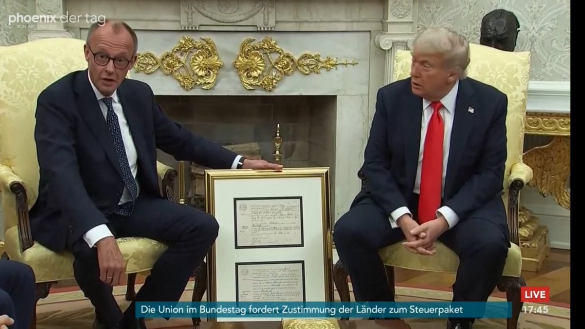 disco_tosic's tweet photo. die witze schreiben sich auch schon wieder von alleine in der bundesrepublik absurdistan https://t.co/AaT0dPR0Ot