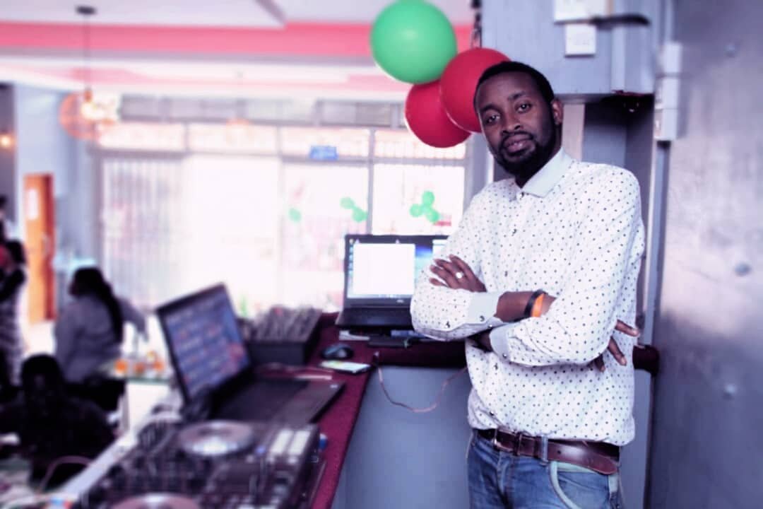 hillsfmkabale's tweet photo. TBT: The top 7 at 7 countdown with @RealUncle13
Powered by @roketelkomug
#Bond7 #OurBond #OurDrink #OurFlow
WhatsApp: +256 741 000 555 to activate Your hotspot. #RokeAt18
#LiveTheRokeLife
#HillsfmAT8
#Top7At7WithTheRealUncle
#freshhitsforkigezi
#takingyoutothetop https://t.co/hicItCBUVQ