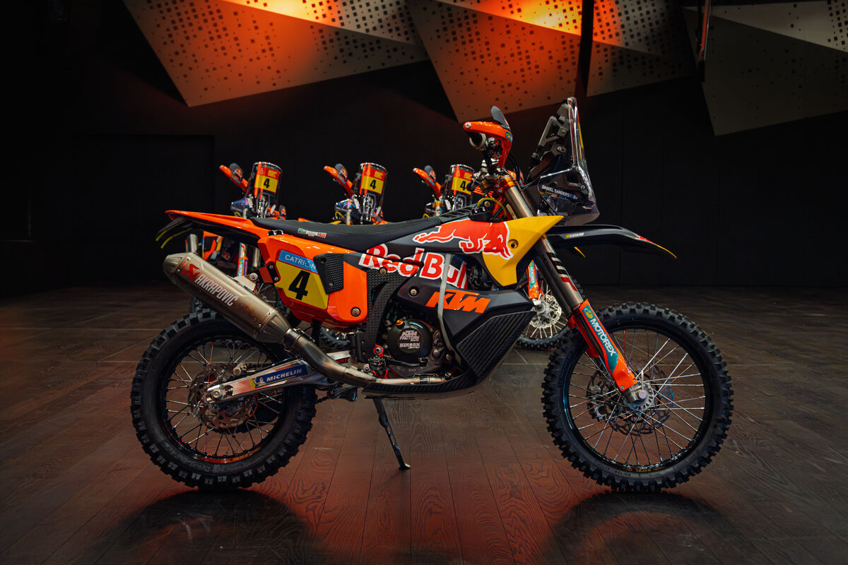 enduromagazin's tweet photo. KTM presenta la 450 Rally Réplica 2026 con 150 unidades disponibles y la 450 Rally Réplica Sanders Edition 2026, un modelo ultraexclusivo con sólo 5 unidades producidas y disponibles #ktm #emtrail #rally #enduromagazine https://t.co/QWT2xZQCqg