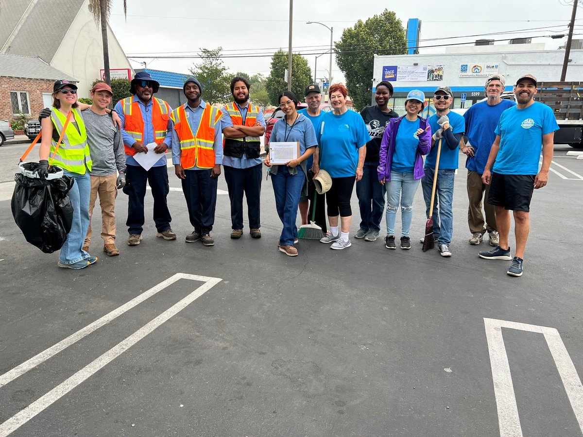 LongBeachBuilds's tweet photo. Neighborhood associations came together on May 31st for a final #SpringCleaningLB clean-up. But just because the Citywide initiative is over doesn't mean the work stops! These groups keep the momentum going all year!๐
Want to organize a neighborhood cleanup? ๐Call 562.570.6866 https://t.co/OWCXHxzx7n