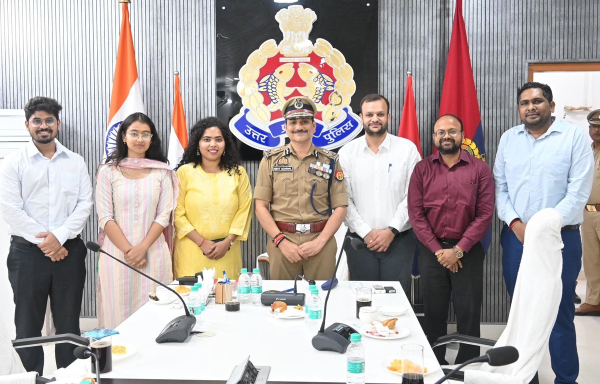 #CP_VNS <a href="/mhtagarwal/">Mohit Agarwal, IPS</a>  से भारतीय रेल यातायात सेवा (IRTS) के प्रशिक्षु अधिकारियों ने की मुलाकात, प्रशिक्षण के संदर्भ मे दी गयी महत्वपूर्ण जानकारी ।
#UPPolice
#PoliceCommissionerateVaranasi