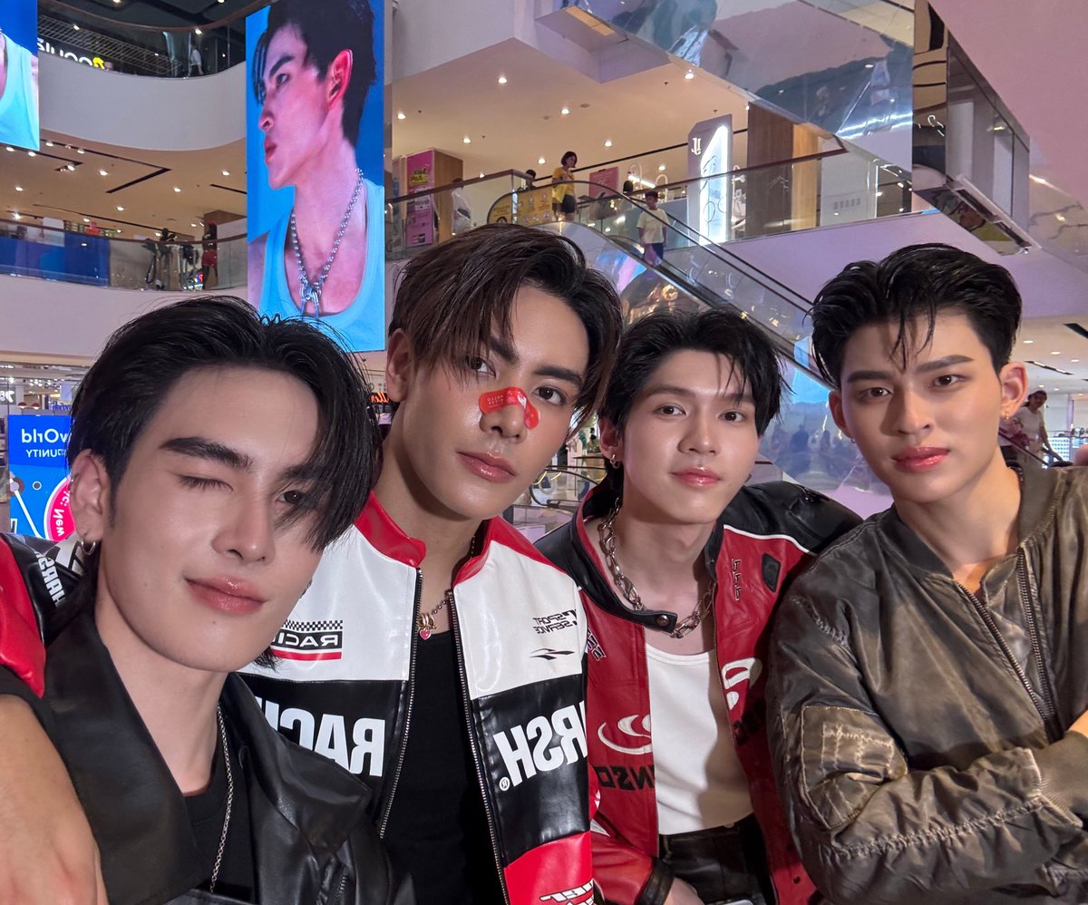 ขอบคุณทุกคนนะครับที่มาหาพวกเรา หวังว่าจะสนุกกันนะครับ ร้อนกันแน่ๆเลย อย่าลืมหาอะไรเย็นๆหวานๆกินกันด้วยนะ กลับบ้านกันดีๆครับบ🫶🏻  

TAKE IT OFF PRESSTOUR 

#TAKEITOFF_PressTour
#Flex1045xJASPER_TAKEITOFF