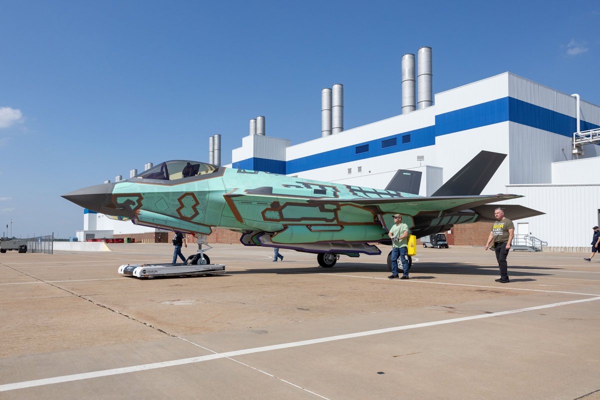 De FL009, het eerste #F35-toestel voor #Florennes 🇧🇪, verliet zopas de hoofdproductiehal. Het gaat nu naar de faciliteiten voor eindafwerking en acceptatietests, een cruciale stap vóór levering en een belangrijke mijlpaal voor Defensie