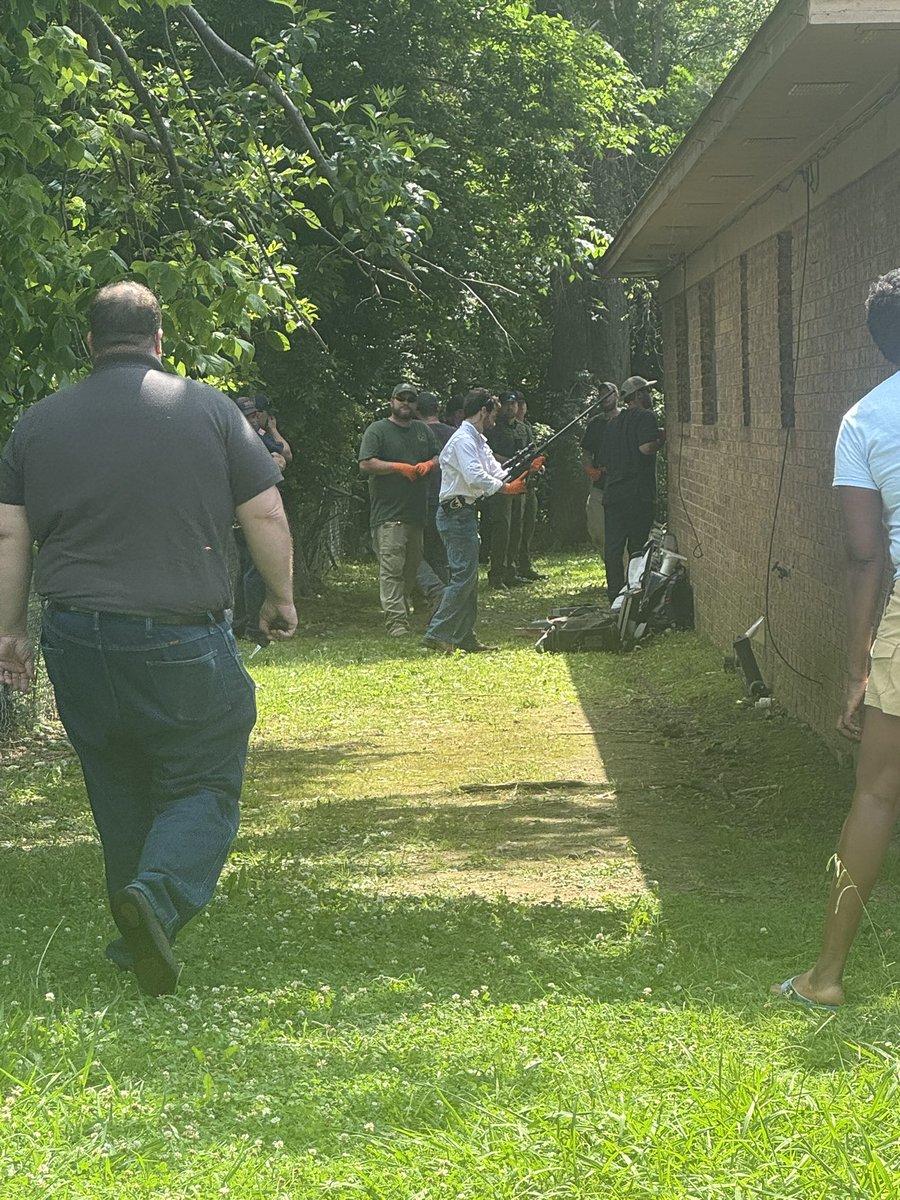 MattisonGafner's tweet image. #NEWS: The Conway Police say a call came in around 8:34 a.m. for a young bear sighting near the Harkrider and Oak Street area. Arkansas Game and Fish are now on the scene trying to get a game plan together to safely remove the bear from the area. More on @KARK4News @FOX16News…