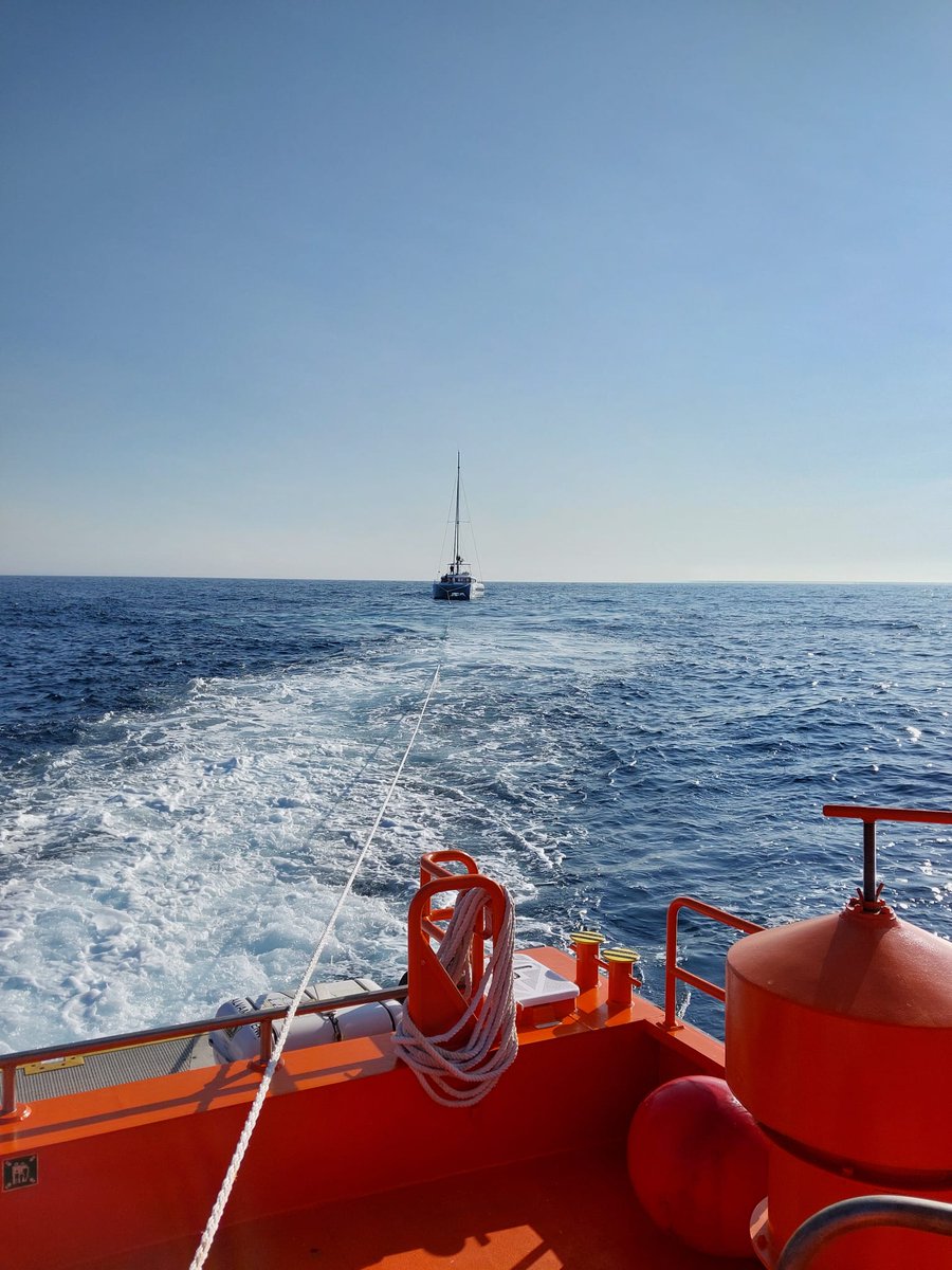 Catamarán Ten, con 3 tripulantes, solicita asistencia tras interacción con #orcas ,que le han dañado los 2 timones a 17,6 millas al W de Cabo Trafalgar. Sin vía de agua. CCS Tarifa moviliza la Salvamar Enif, que lo remolca a Barbate en seguridad #SeguridadNautica