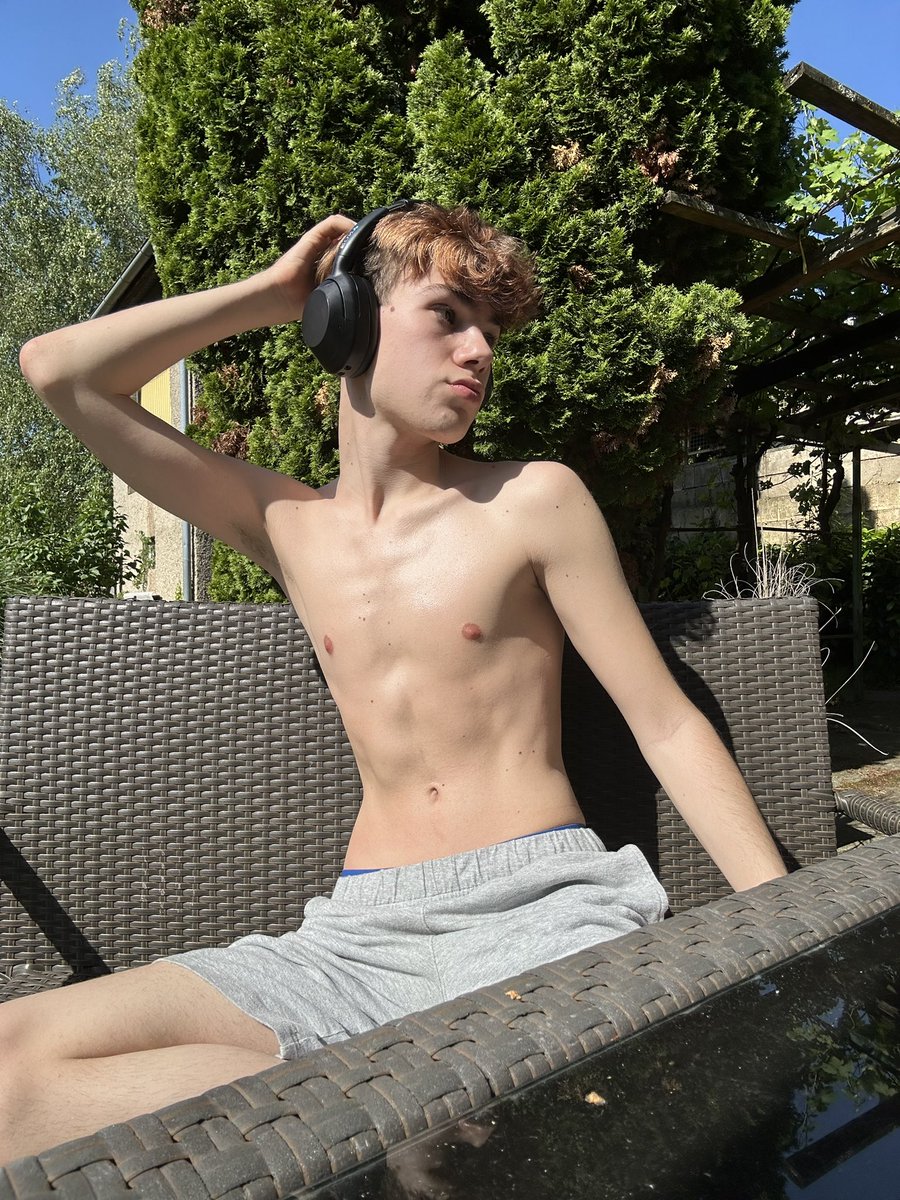 wanna sunbathe with me? ☀️🤭