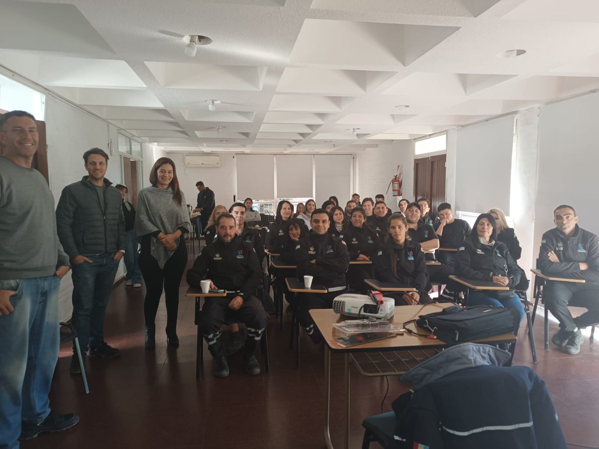 UEREmunicba's tweet photo. 🧑🏽‍🔧Reforzamos conocimientos, conceptos  de manejo de herramientas y acciones de trabajo que ayuden a mejorar la resolución y la rutina diaria laboral. 

@MuniCba @PasseriniOk @GobiernoMuniCba @Dean_Rodrigo @vero_alf https://t.co/wD2A7WKUx1