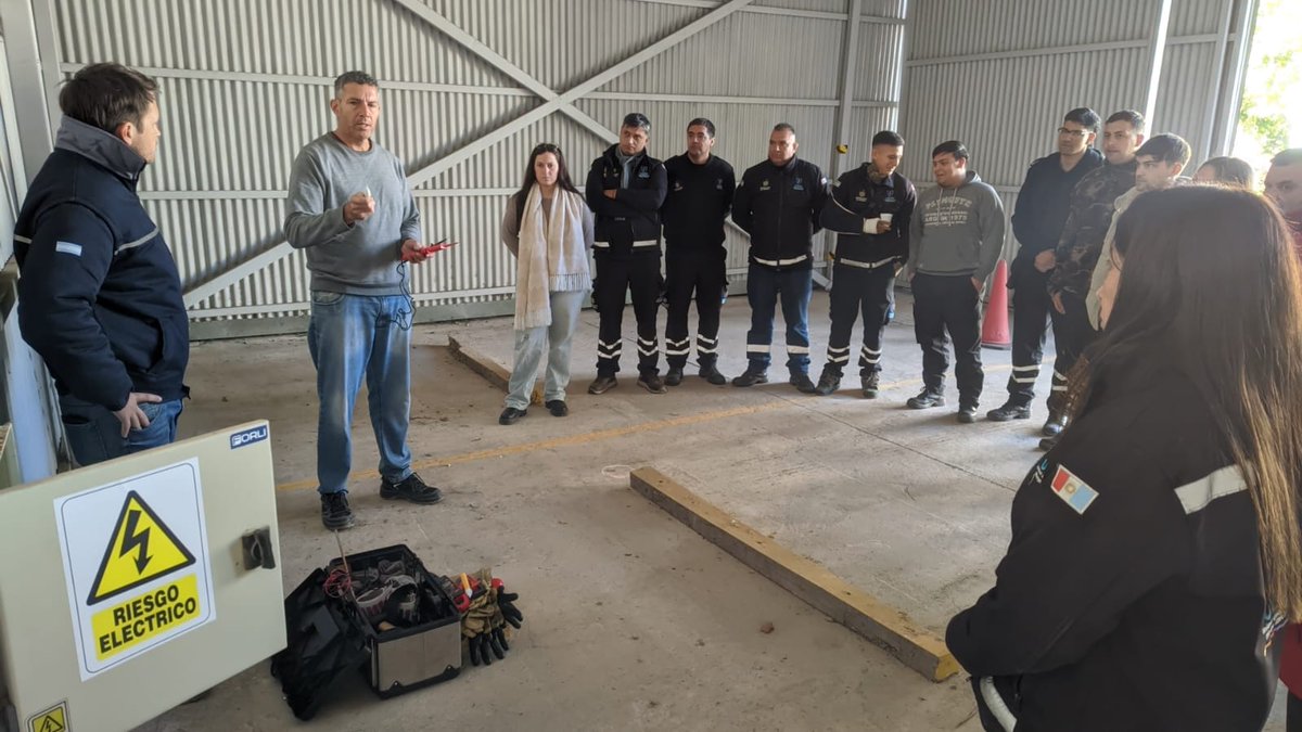 UEREmunicba's tweet photo. 🧑🏽‍🔧Reforzamos conocimientos, conceptos  de manejo de herramientas y acciones de trabajo que ayuden a mejorar la resolución y la rutina diaria laboral. 

@MuniCba @PasseriniOk @GobiernoMuniCba @Dean_Rodrigo @vero_alf https://t.co/wD2A7WKUx1