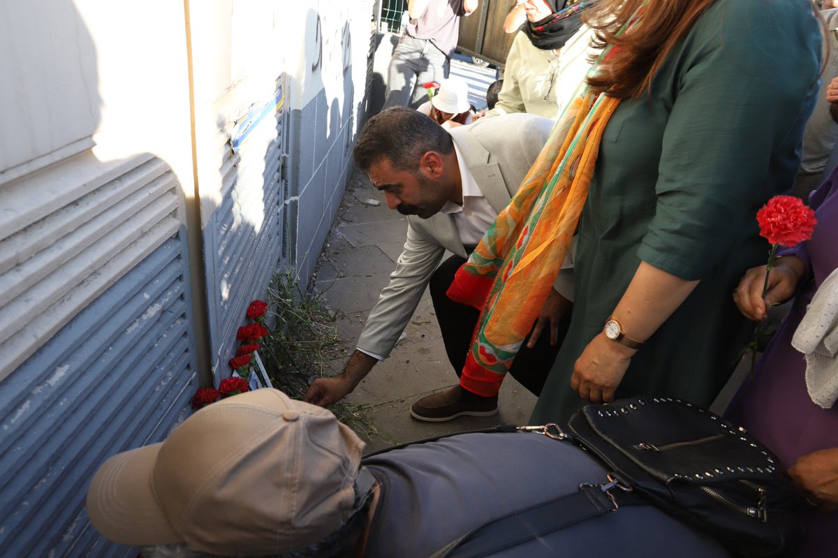 🌹 5 Haziran'da Hayatını Kaybedenler Anıldı ▪️

📌 Eş Başkanlarımız Serra Bucak ve Doğan Hatun, 5 Haziran 2015’te Diyarbakır İstasyon Meydanı’nda meydana gelen patlamada yaşamını yitirenleri anmak için düzenlenen törene katıldı. Törende, patlamanın gerçekleştiği alana karanfil