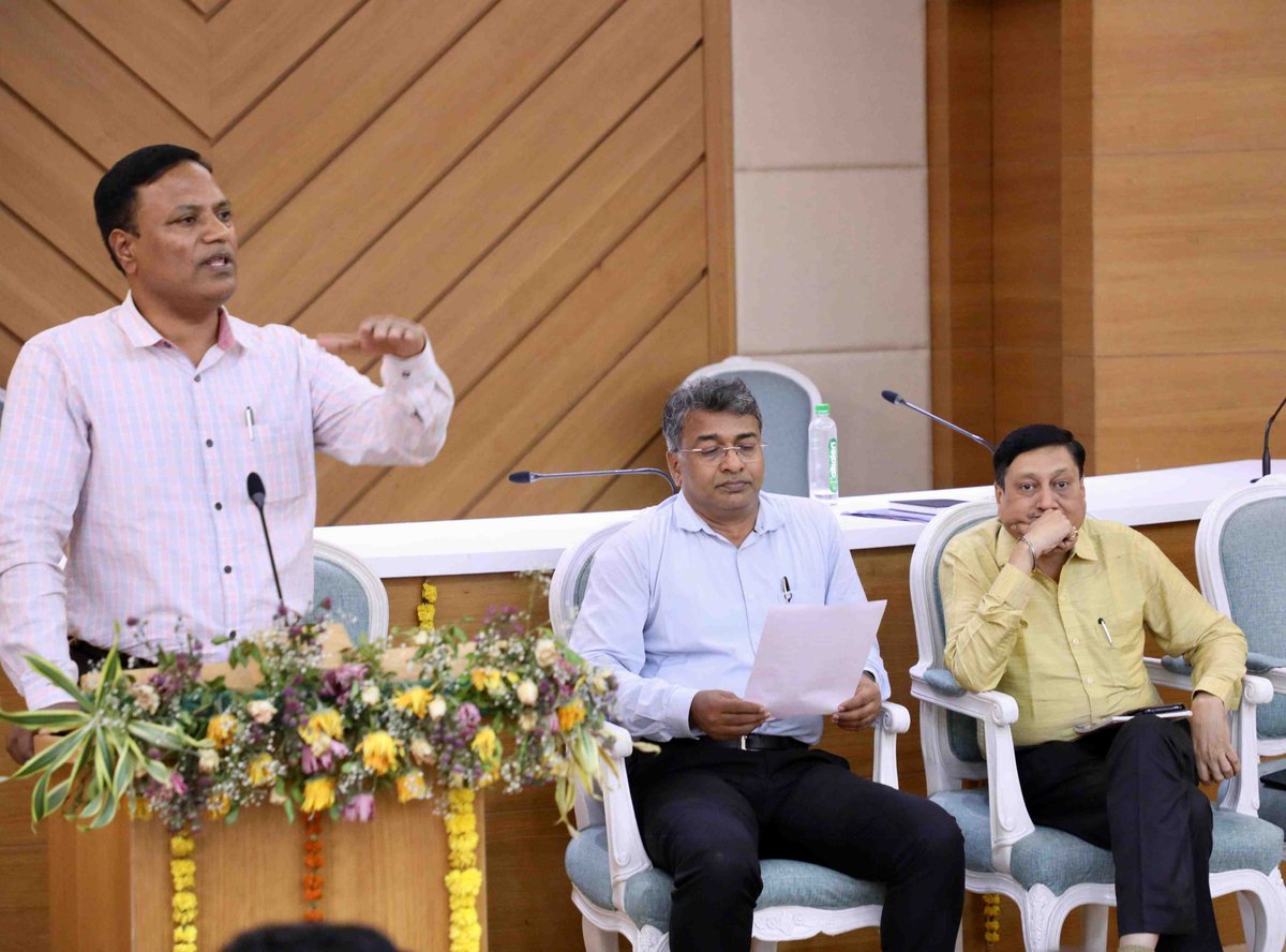आपत्तीच्या काळात जनसंपर्क अधिकाऱ्यांनी अधिक सतर्क राहून प्रसार माध्यमांना वस्तुनिष्ठ माहिती द्यावी, असे आवाहन मुंबई महानगर प्रदेश प्राधिकरणाचे (एमएमआरडीए) अपर जिल्हाधिकारी अमृत नाटेकर यांनी मुंबईतील सर्व यंत्रणा व विभागांच्या जनसंपर्क अधिकाऱ्यांच्या बैठकीत केले.