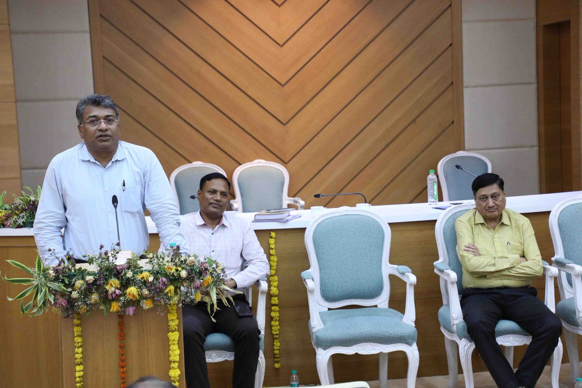 आपत्कालीन परिस्थितीत समन्वय,संवाद व संवेदनशीलता यावर भर द्यावा. जनसंपर्क अधिकाऱ्यांनी वस्तुनिष्ठ माहिती देण्याबरोबर जनतेच्या मनात विश्वास निर्माण करावा. चुकीची माहिती व विसंवाद शासनाची प्रतिमा मलीन करू शकते. त्यामुळे संस्थांची प्रतिमा जपण्यास प्राधान्य द्यावे- हेमराज बागुल
