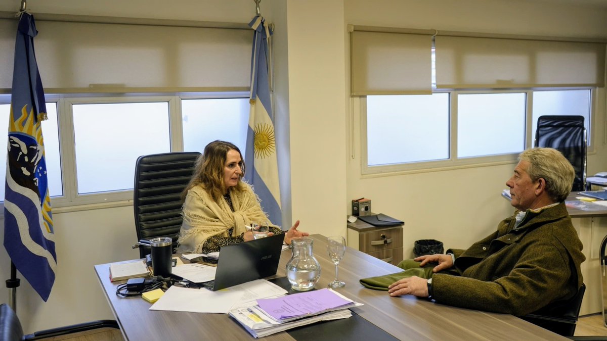 📌 RÍO GALLEGOS | La ministra de Producción, Comercio e Industria de Santa Cruz, mantuvo un encuentro con el presidente de la Sociedad Rural Río Gallegos, para profundizar la preocupación ante la posible apertura de la barrera sanitaria. 

🔗 bit.ly/3HJ58XG