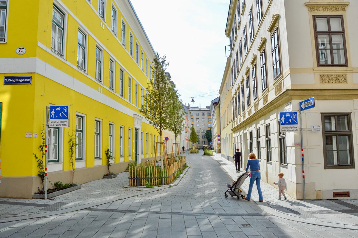 Bernardgasse in Vienna’s Neubau district has undergone a remarkable transformation from a car-dominated corridor to a climate-resilient woonerf (living street). This ambitious project, completed in 2024, serves as a model for sustainable development and community-driven design.🧵