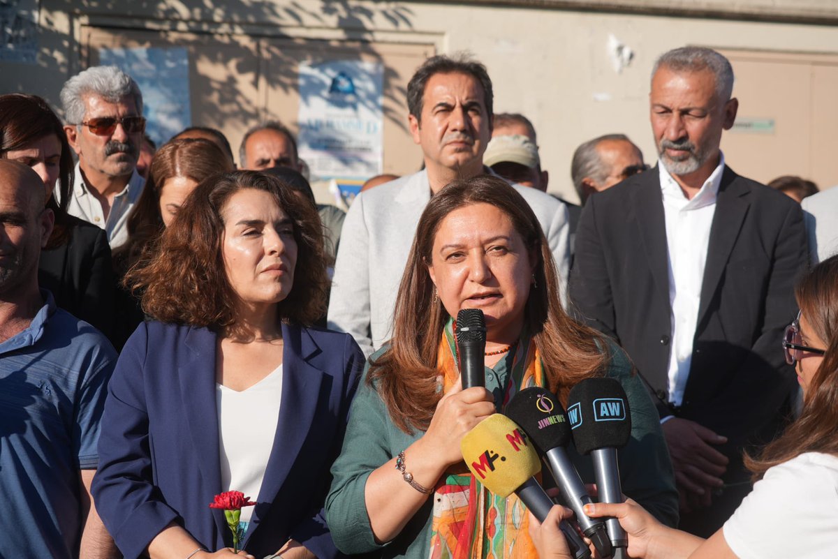 5 Haziran Katliamı’nın 10. Yıldönümünde, Eş Başkanlarımız, milletvekillerimiz, Büyükşehir Belediyesi Eş Başkanlarımız, DBP İl Eş Başkanları, demokratik kurum temsilcileri ve il örgütümüzün katılımıyla İstasyon Meydanı’nda anma töreni gerçekleştirdik.

Unutmadık, unutturmayacağız!