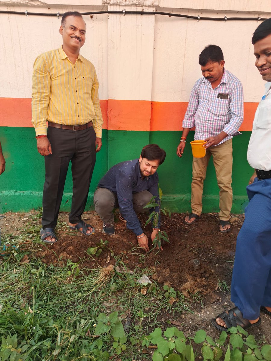 On the occasion of World Environment Day dt 05.06.2025, Sri Aakash Kumar, Divisional Manager, DO Deoghar along with other officers, planted saplings at the FSD Jasidih. Our commitment towards a greener tomorrow. #WorldEnvironmentDay2025 #fci #foodsecurity