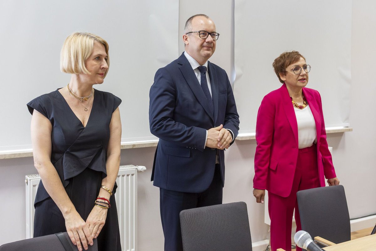 Marta Kożuchowska Warywoda (@warywoda) on Twitter photo Dziś z <a href="/Adbodnar/">Adam Bodnar</a> wzięliśmy udział w ingresie w SO w Opolu. Minister Sprawiedliwości przedstawił Zgromadzeniu Ogólnemu Sędziów SO w Opolu nową Prezes - sędzię Annę Korwin-Piotrowską.
Gratulujemy i życzymy powodzenia w sprawowaniu nowej funkcji. Dziś z <a href="/Adbodnar/">Adam Bodnar</a> wzięliśmy udział w ingresie w SO w Opolu. Minister Sprawiedliwości przedstawił Zgromadzeniu Ogólnemu Sędziów SO w Opolu nową Prezes - sędzię Annę Korwin-Piotrowską.
Gratulujemy i życzymy powodzenia w sprawowaniu nowej funkcji.