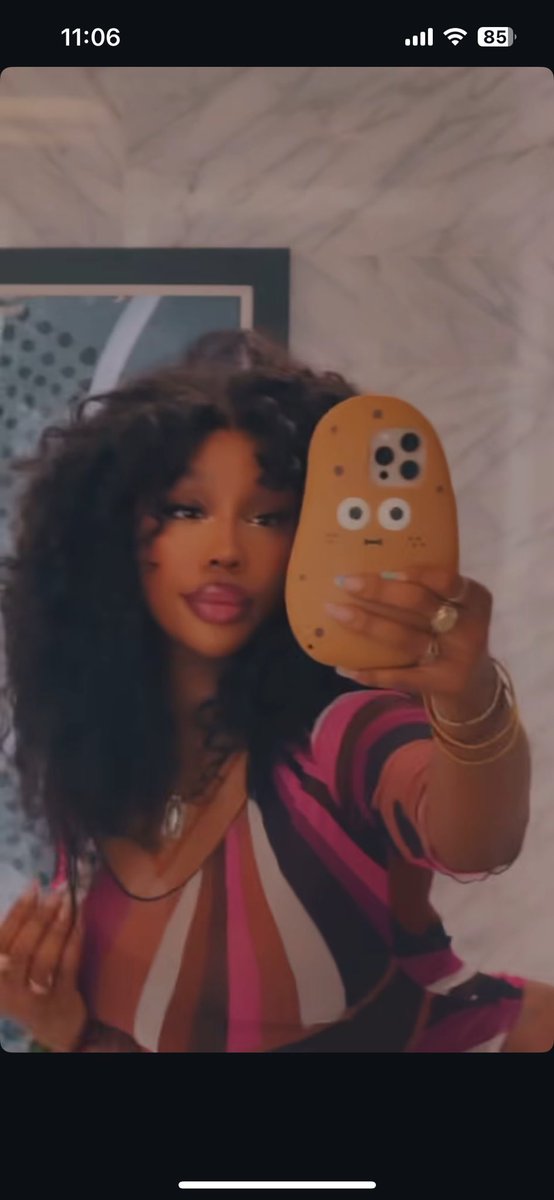 FilmsDee's tweet image. 👀🥔🤳🏾 A @sza mirror selfie with her iconic silhouette but with the [🍠 cropped for readers].