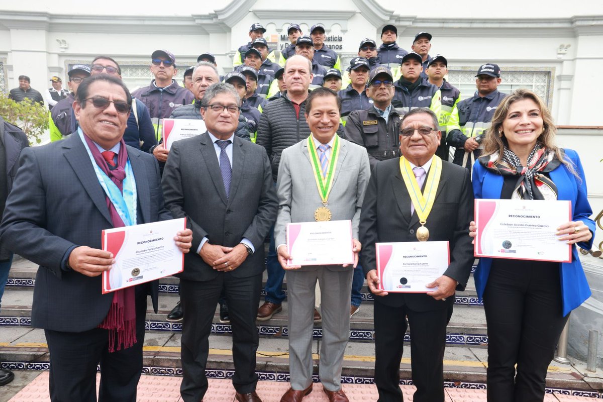 MinjusDH_Peru's tweet photo. #NotaInformativa 📄 | Más de 550 serenos de la Mancomunidad Municipal de Lima Este culminaron las capacitaciones en el marco de la campaña "Más capacidad, más seguridad", iniciativa impulsada por el MINJUSDH para construir comunidades más seguras. El titular del sector reconoció a los gobiernos locales por el esfuerzo conjunto con el Gobierno Central en el fortalecimiento de la seguridad ciudadana en el beneficio de los peruanos.

✅ Lurigancho – Chosica
✅ El Agustino
✅ San Luis
✅ Chaclacayo
✅ La Molina
✅ Santa Anita
✅ San Juan de Lurigancho
✅ Ate Vitarte