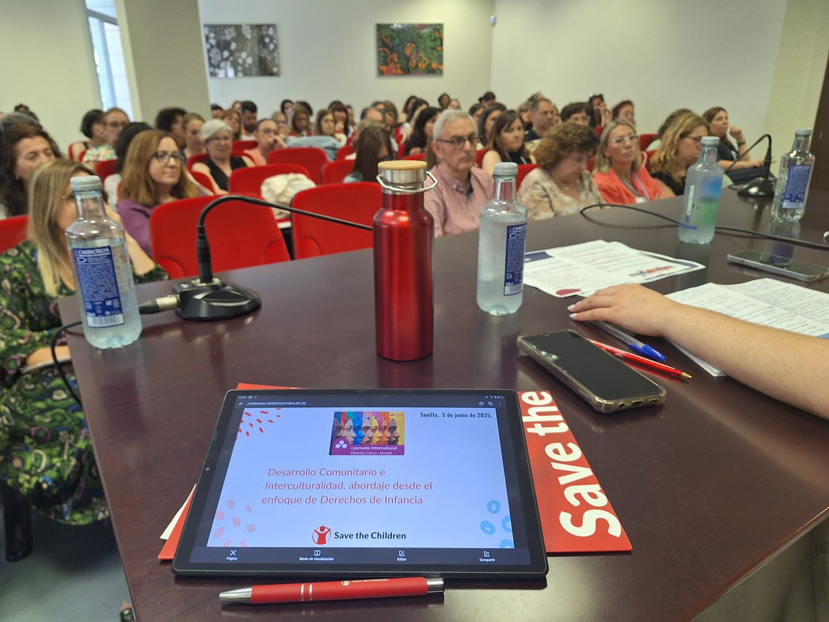 En las I Jornadas Interculturales organizadas por equipos ERACIS de <a href="/aytoSevilla/">Ayuntamiento Sevilla</a> y @Cepaim, hablando de desarrollo comunitario e interculturalidad. Queremos barrios donde la protagonista sea la infancia, la diversidad sea riqueza  y el encuentro una herramienta para transformar