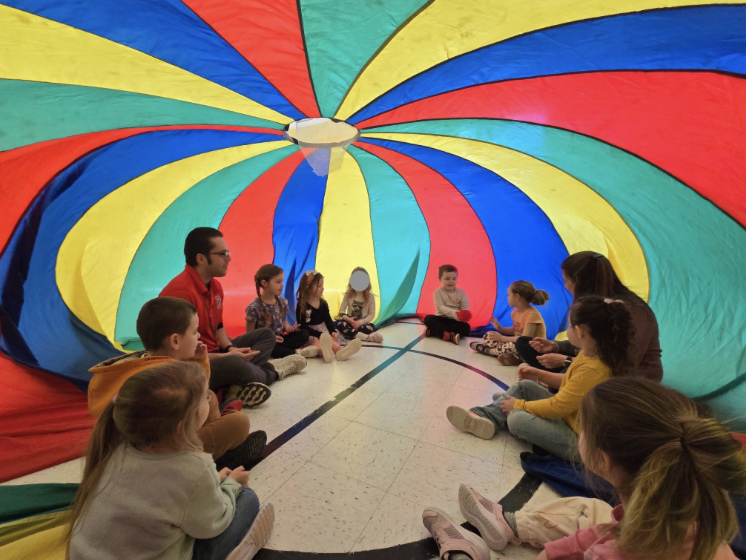 “It feels like I’m in a bubble!” giggled one excited four-year-old during parachute play in China Primary School's PE class. #WeAreRSU18 #CPSdragons
cps.rsu18.org/2025/06/05/par…
