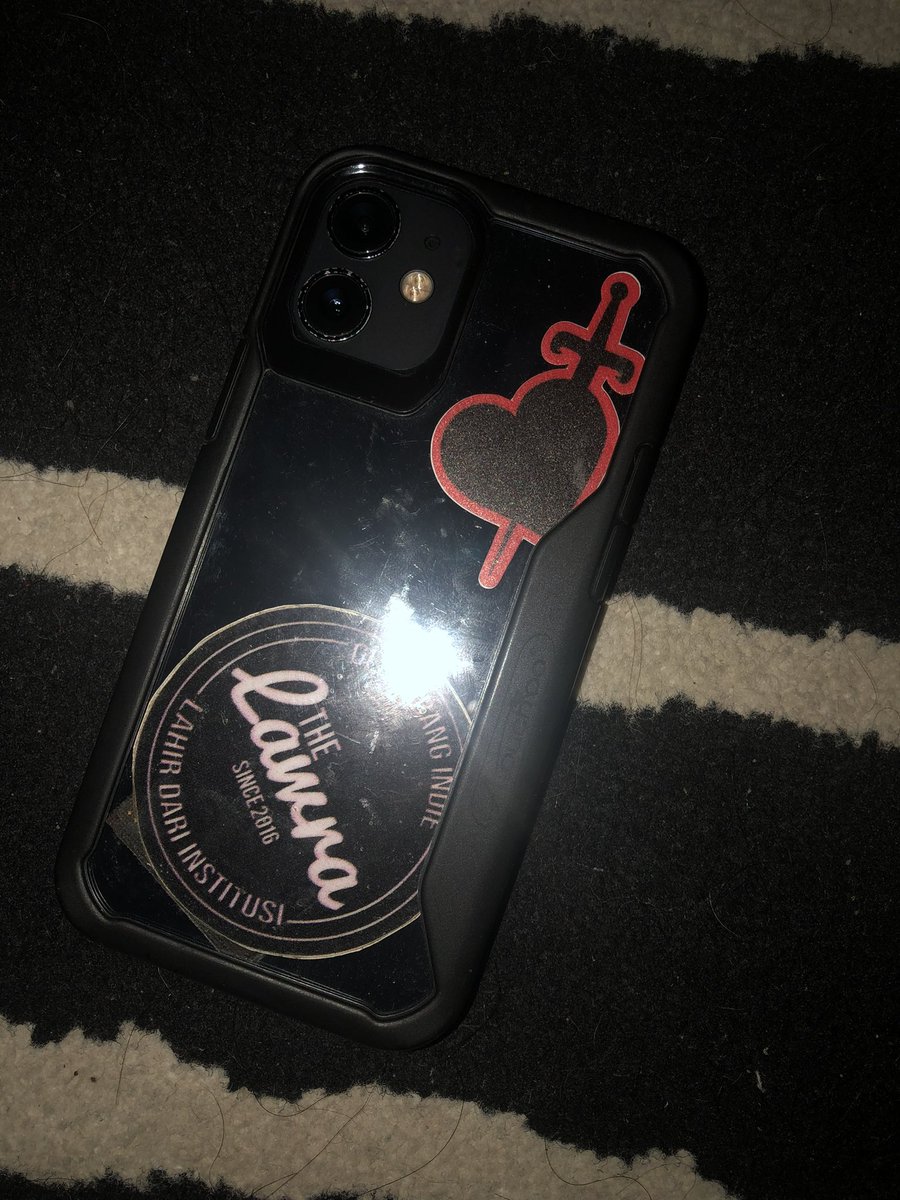 yang penting ada sticker <a href="/thelawramy/">The Lawra</a>