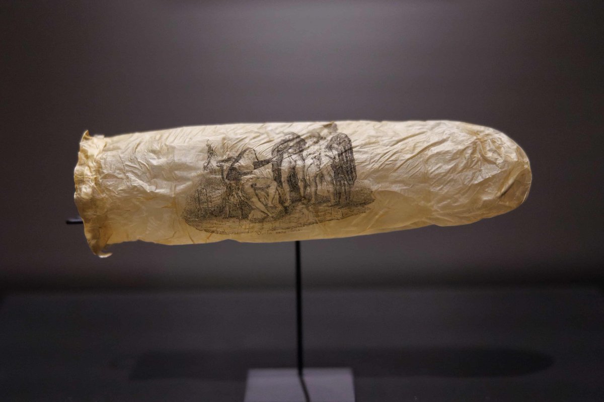 Amsterdam Rijksmuseum'da sıra dışı bir eser sergiye çıktı: 

Yaklaşık 200 yıllık, koyun apandisinden yapılmış bir prezervatif!

Üstelik üzerinde bir rahibe ve üç din adamını gösteren erotik bir gravür ve şu yazı var: "Voila, mon choix" – “İşte, bu benim seçimim.”

Söz konusu