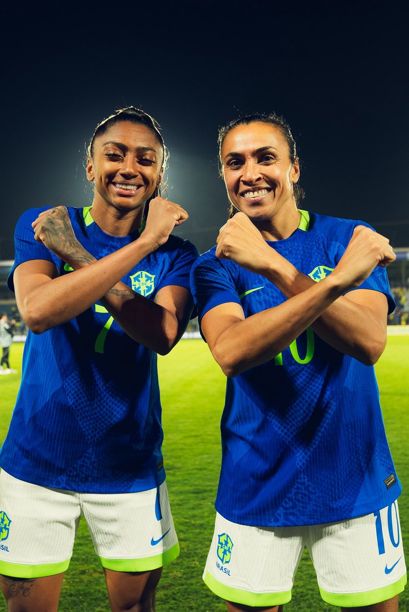 Em silêncio, com os braços em X, deixo aqui minha homenagem a Luis Enrique e à sua família.

O jeito como ele fala da Xana, mesmo anos depois, nos ensina muito mais que tática ou futebol. Ensina sobre a vida.

"Vivemos 9 anos de felicidade com ela." Essa frase me marcou, porque