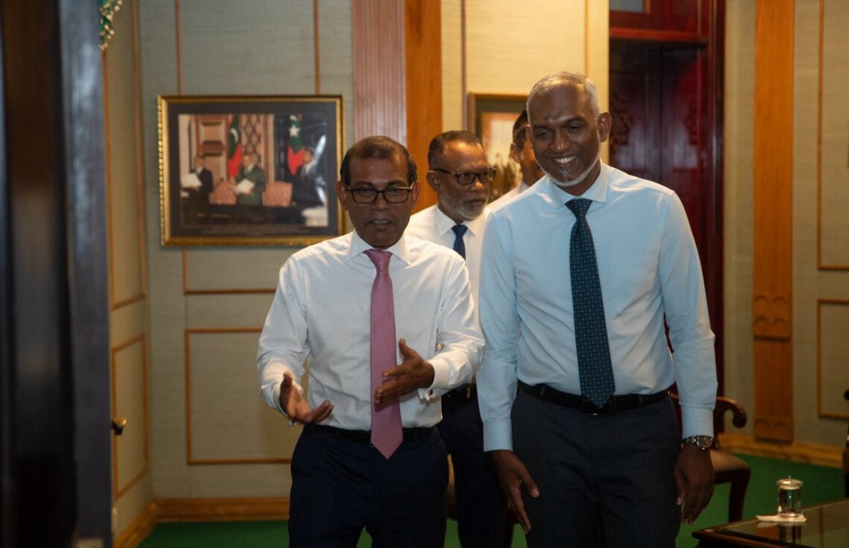 އެމްޑީޕީ ވެރިކަން ވައްޓާލަން ކެމްޕޭނު ކުރަމުން ގެންދެވިއިރު މުއިއްޒުގެ ސަރުކާރެއްގައި ޑިމޮކްރެޓްސް މީހުންނަށް މަގާމު ދޭން މުއިއްޒު އާ އެކު ޑީލް ހެއްދެވީ ރައީސް ނަޝީދު.
