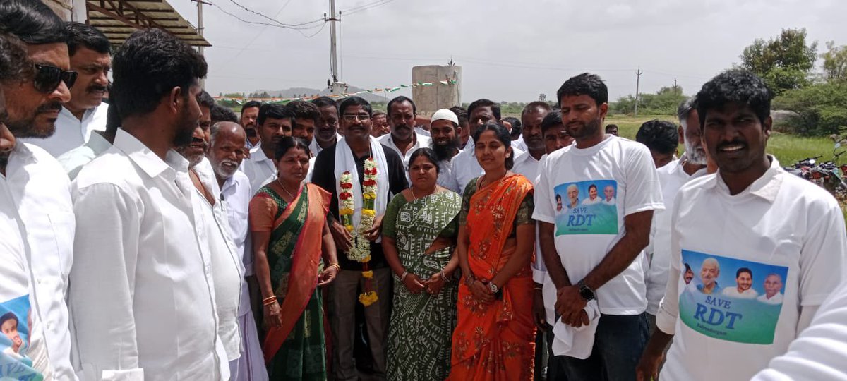 MpRangaiah's tweet photo. జాతీయ జెండా చేతబూని 
 రెండో రోజు RDT పరిరక్షణ పాదయాత్రను కుర్లగుండ నుండి మొదలుపెట్టిన తలారి రంగయ్య 
RDT లబ్ధిదారులతో మాట్లాడిన తలారి రంగయ్య 
RDT కోసం.. పేద ప్రజల కోసం మీరు చేస్తున్న పాదయాత్ర గర్వించదగినదని తలారి రంగయ్యకు తెలిపిన కుర్లగుండ గ్రామస్తులు...
#ysrcpTRupdates
#saveRDT https://t.co/8P9S1WOYTn