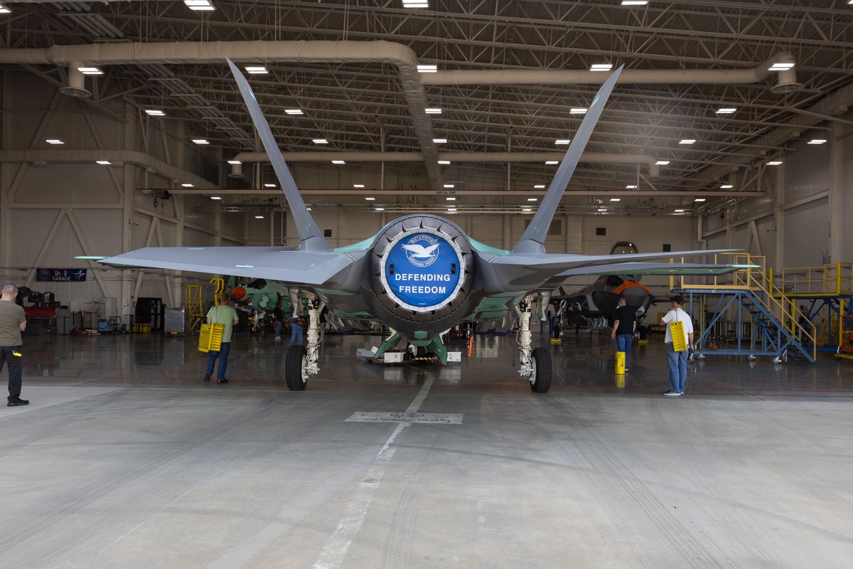 The first #F35 (FL009) for 🇧🇪 Air Base #Florennes has left the main production hall 🇺🇸. The aircraft is now entering its final finishing and acceptance testing phase, an essential step prior to delivery and an important milestone for the Belgian 🇧🇪 Defense