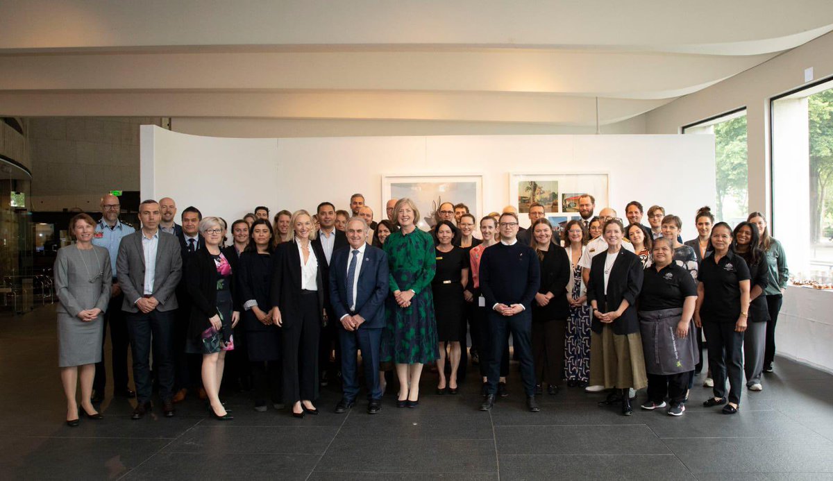 AusAmbFR's tweet image. Nous sommes ravis d'accueillir le ministre du commerce et du tourisme @Senator_Farrell à Paris pour défendre les intérêts commerciaux et économiques de l'🇦🇺. Le ministre a profité de l'occasion pour rencontrer et remercier le personnel de l'ambassade pour son travail 🇦🇺 🇫🇷