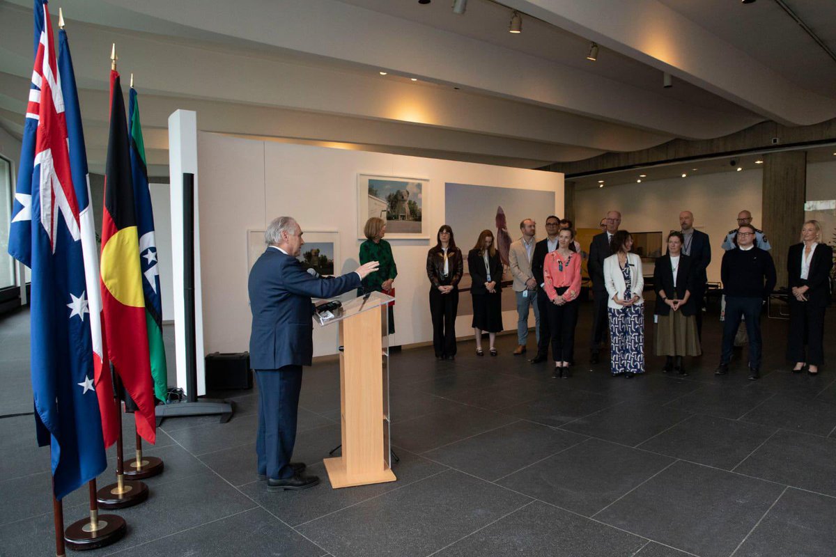 AusAmbFR's tweet image. Nous sommes ravis d'accueillir le ministre du commerce et du tourisme @Senator_Farrell à Paris pour défendre les intérêts commerciaux et économiques de l'🇦🇺. Le ministre a profité de l'occasion pour rencontrer et remercier le personnel de l'ambassade pour son travail 🇦🇺 🇫🇷