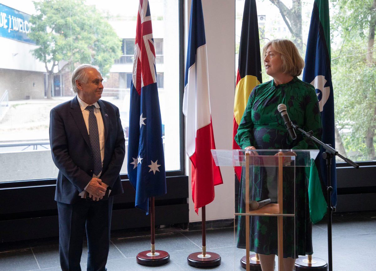 AusAmbFR's tweet image. Nous sommes ravis d'accueillir le ministre du commerce et du tourisme @Senator_Farrell à Paris pour défendre les intérêts commerciaux et économiques de l'🇦🇺. Le ministre a profité de l'occasion pour rencontrer et remercier le personnel de l'ambassade pour son travail 🇦🇺 🇫🇷