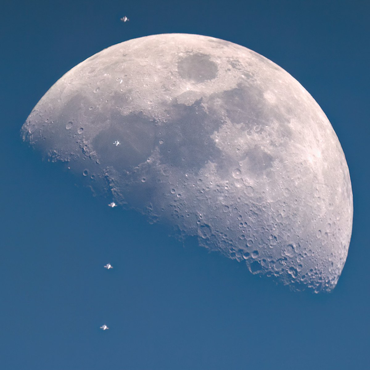 ESA España (@esa_es) on Twitter photo Hoy en #cielosESA...
<a href="/marprol/">Marina Prol</a> nos envía estas bonitas imágenes con el tránsito de la ISS por delante de la Luna creciente gibosa al 56%
¡Muchas gracias <a href="/marprol/">Marina Prol</a> por tus fotos!
Etiqueta tus 📸📸 con #cielosESA Hoy en #cielosESA...
<a href="/marprol/">Marina Prol</a> nos envía estas bonitas imágenes con el tránsito de la ISS por delante de la Luna creciente gibosa al 56%
¡Muchas gracias <a href="/marprol/">Marina Prol</a> por tus fotos!
Etiqueta tus 📸📸 con #cielosESA