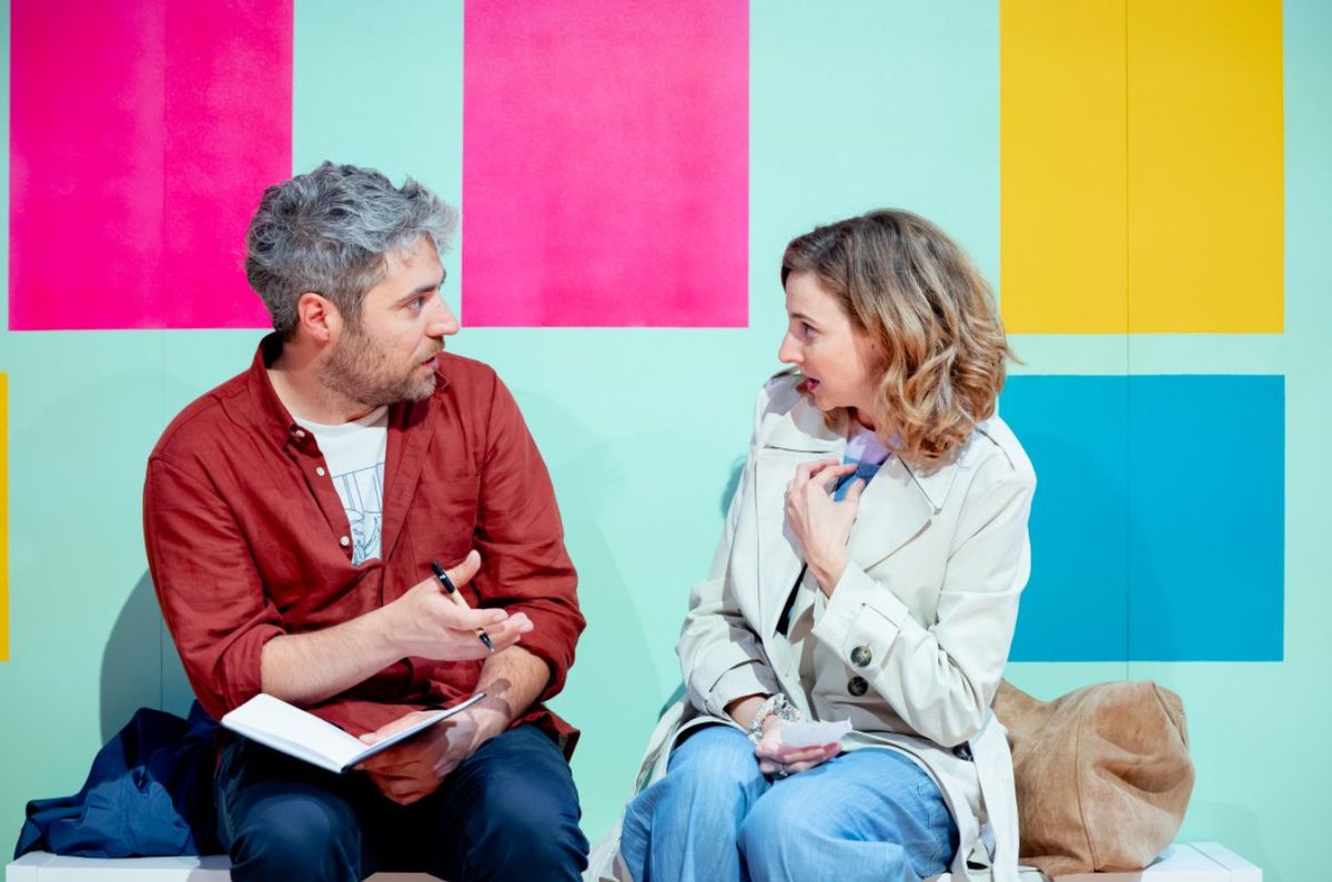 3CatCultura's tweet photo. L'actor Biel Durán presenta a #ElsExperts3Cat la comèdia romàntica teatral "Kramig", que és un producte que pots comprar a Ikea. I tu? Quina relació tens amb els centres comercials? Et relaxen com a la parella protagonista? Els evites? https://t.co/I91FvHlCWp