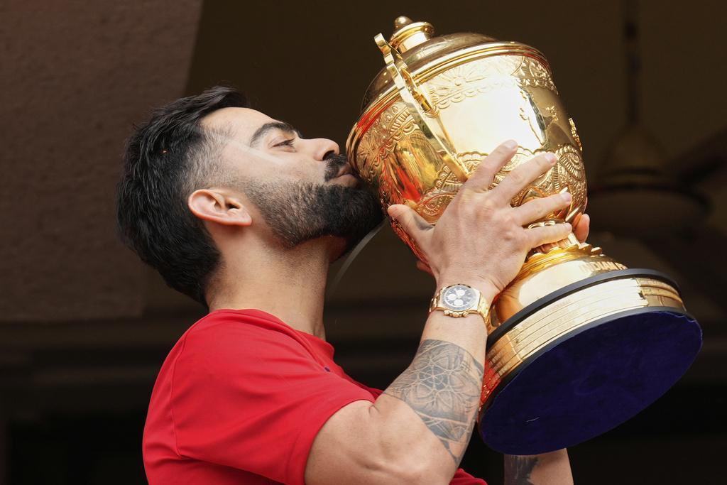 imkevin149's tweet photo. Kohli's one IPL trophy got more hype than dhoni Rohit's 5,5 trophies combined this is why these dogs are crying since last two days

WE LOVE YOU KOHLI https://t.co/siwrxld99A