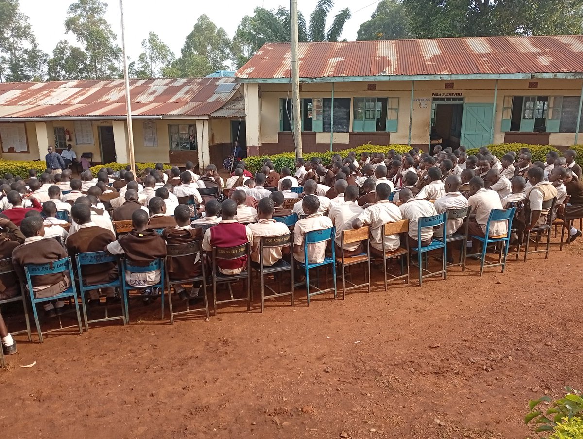 VihigaSnetwork's tweet photo. Ebukhaya secondary school was among the beneficiaries of the @VihigaSnetwork mentorship and career guidance program in Emuhaya subcounty.
@ACSAP_K 
@charlruto https://t.co/8iuAu1GZmJ