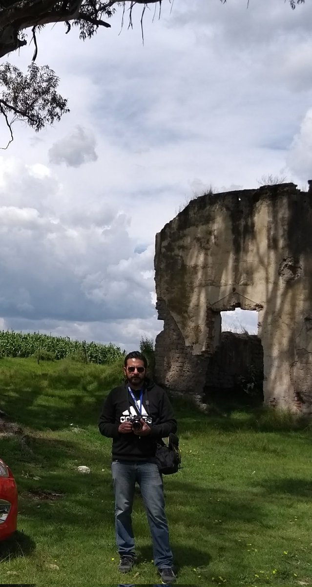 Haciendo fotos en un campo hermoso.