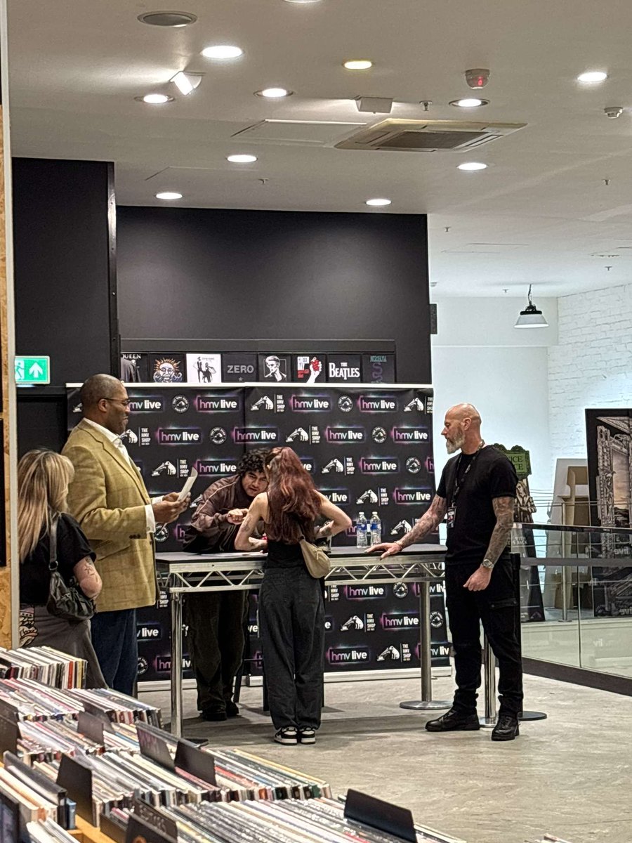 yaz 🤍 (@uremptywithin) on Twitter photo “your tattoos are so cool, is that bring me the horizon?”
thanks for being so lovely <a href="/Calum5SOS/">Calum Hood</a> 🥹🤍 “your tattoos are so cool, is that bring me the horizon?”
thanks for being so lovely <a href="/Calum5SOS/">Calum Hood</a> 🥹🤍