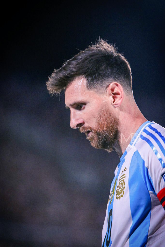 Leo Messi no va a ser titular esta noche.
Seguramente va a jugar un rato y será titular contra Colombia.