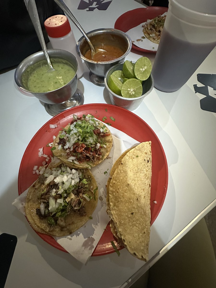 constanza36's tweet photo. Los taquitos de ayer netaaaa toppp , no saben lo complicado que es encontrar un buen taco de lengua en cdemexxx 10/10 https://t.co/cwyOlFeu8N